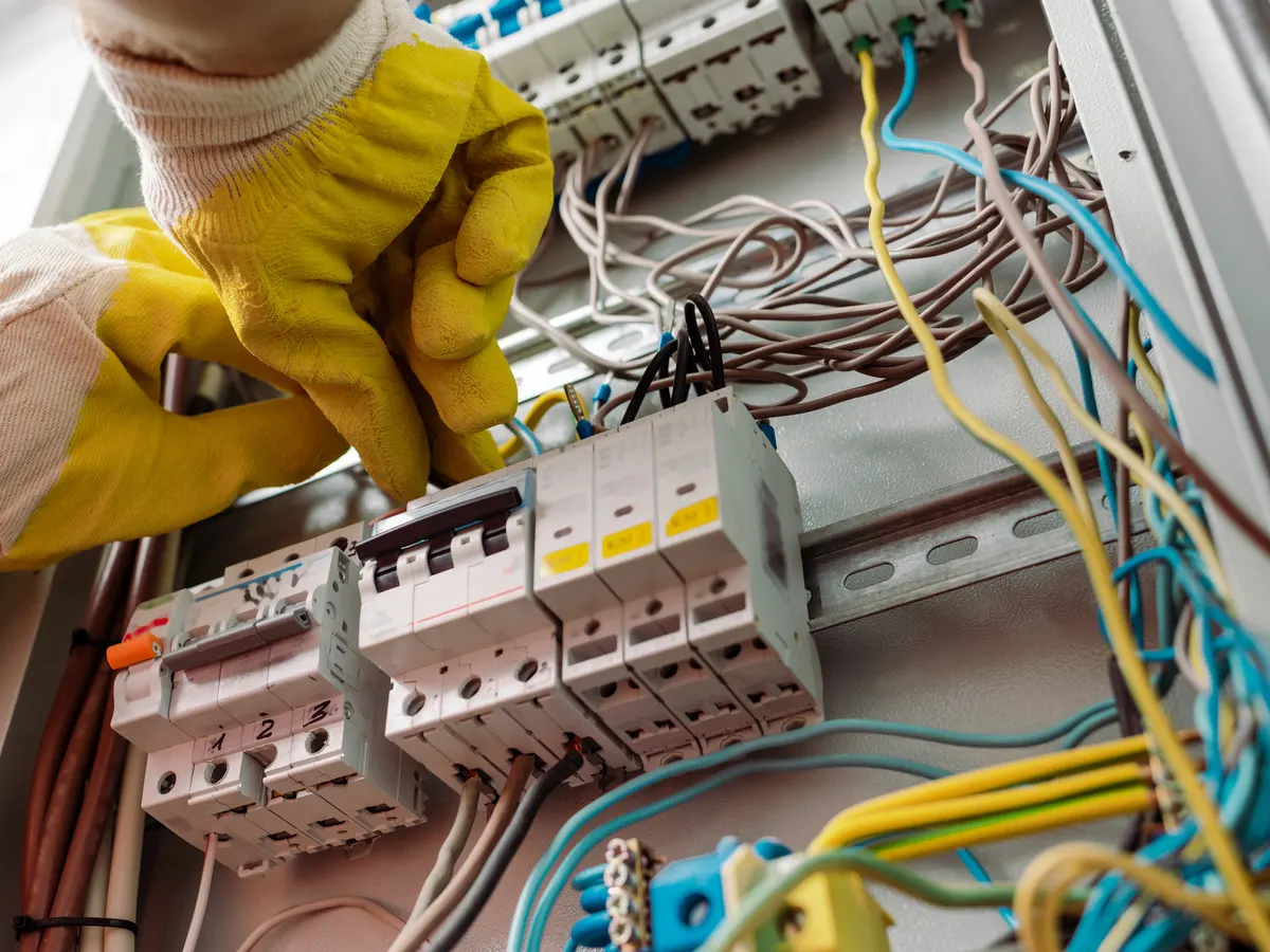 Artisan électricien au travail à Paris